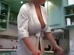 Lesbianas martillándose el culo con un vibrador en el baño. porno en idioma español latino