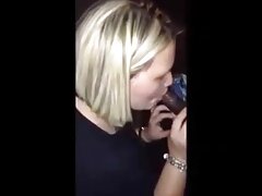 El conductor se folló a una chica pelirroja porno amateu latino en el coche.